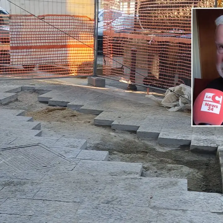 Vibo Marina, via Bianchi chiusa e lavori sospesi. Monteleone rassicura: «Non è vero che sono finite le basole, procedura concordata con la ditta»