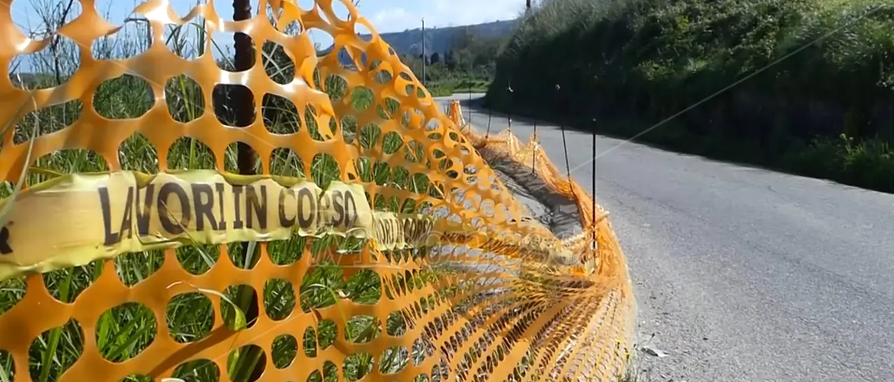 Buche, erbacce e degrado: viaggio da incubo sulle strade provinciali che portano a Tropea e Capo Vaticano