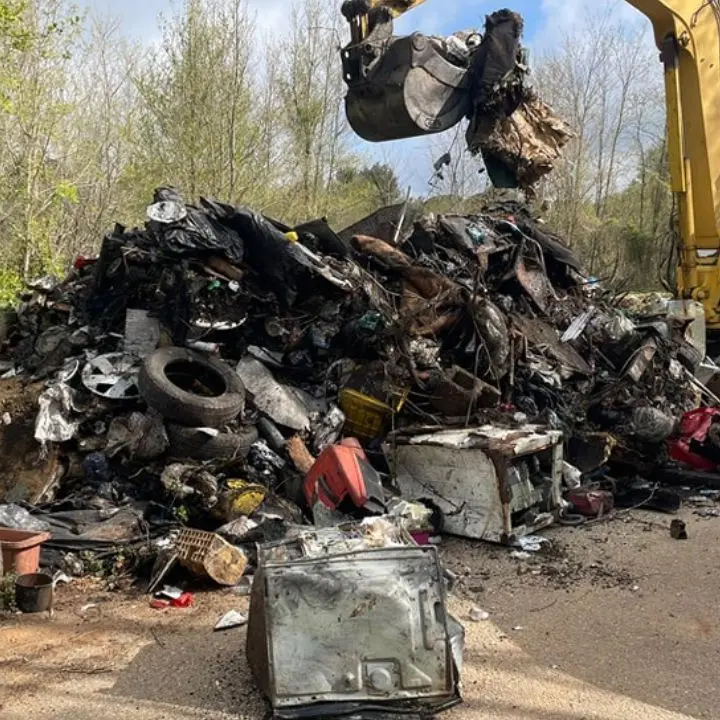 Discarica abusiva a Pizzoni, il Comune ripulisce l'area e annuncia l'installazione di fototrappole