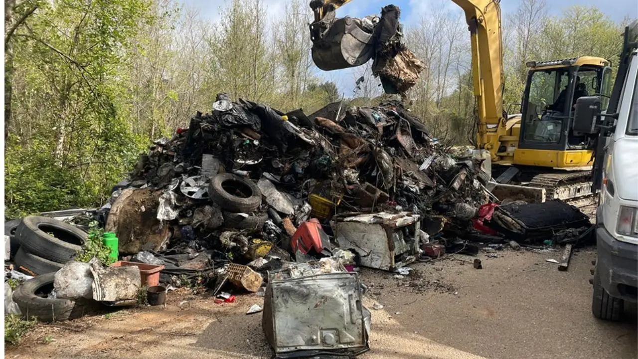 Discarica abusiva a Pizzoni, il Comune ripulisce l'area e annuncia l'installazione di fototrappole