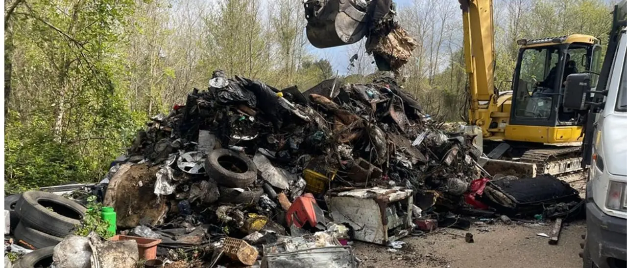 Discarica abusiva a Pizzoni, il Comune ripulisce l'area e annuncia l'installazione di fototrappole