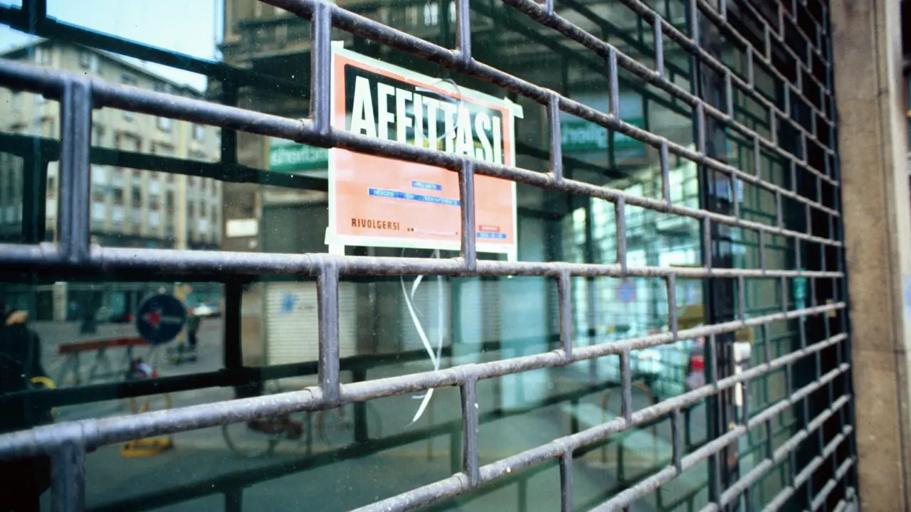 MILANO - NEGOZIO CON SARACINESCA E SERRANDA CHIUSA NEGOZIO CHIUSO CON UN CARTELLO AFFITTASI , Mantero
