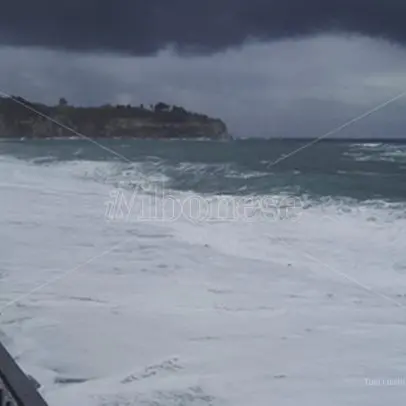 Tropea, torna la paura per le mareggiate: scuole chiuse e lungomare a rischio