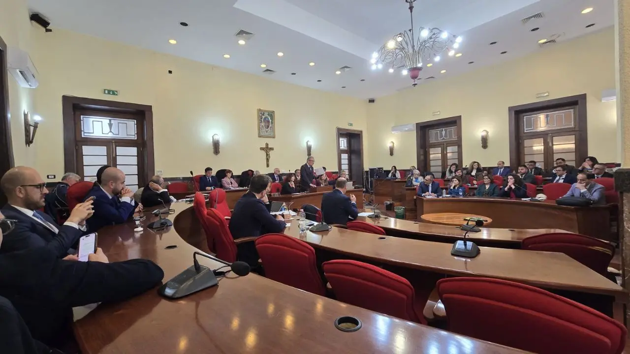 Vibo, l’opposizione chiede una Commissione speciale sui depositi costieri: «Questione che va trattata\u00A0in maniera continuativa»\n