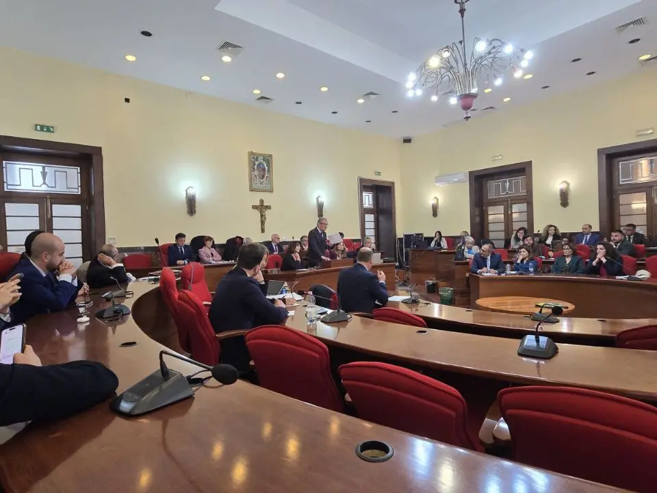 Vibo, l’opposizione chiede una Commissione speciale sui depositi costieri: «Questione che va trattata in maniera continuativa»