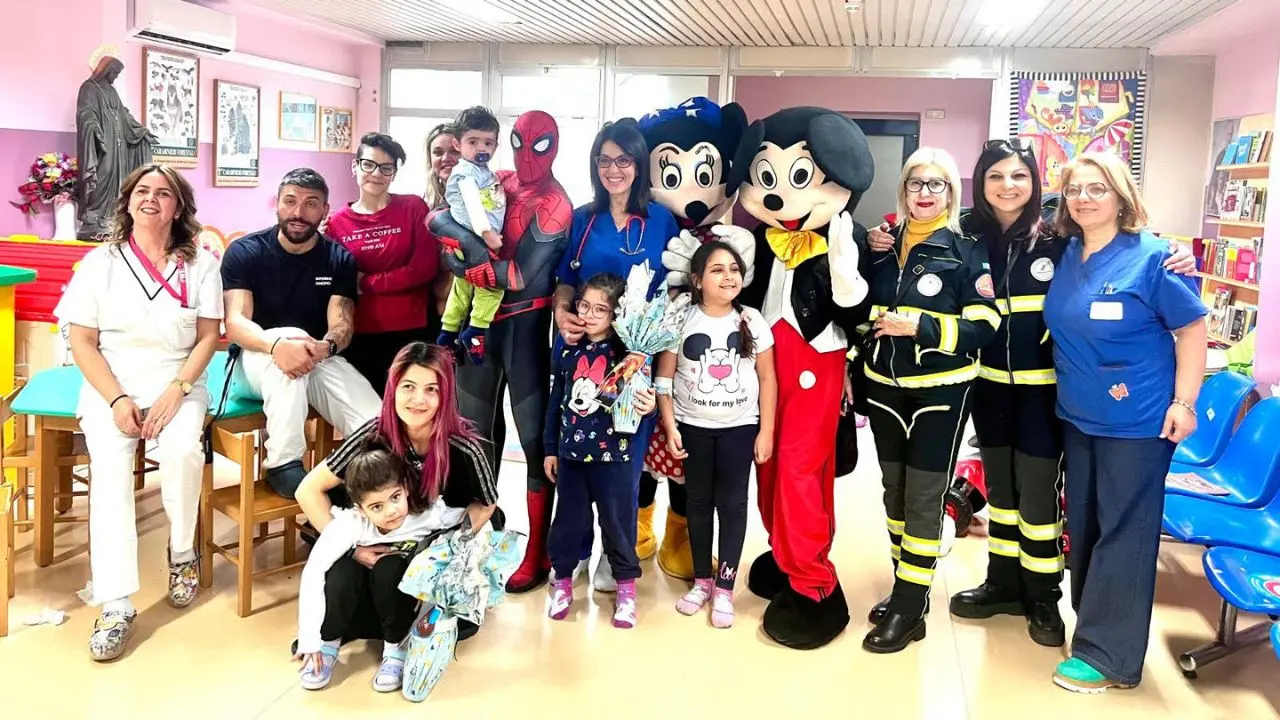 Spiderman, Minnie e Topolino tra i bambini del reparto di Pediatria di Lamezia: l'iniziativa dell'associazione Augustus di Filadelfia