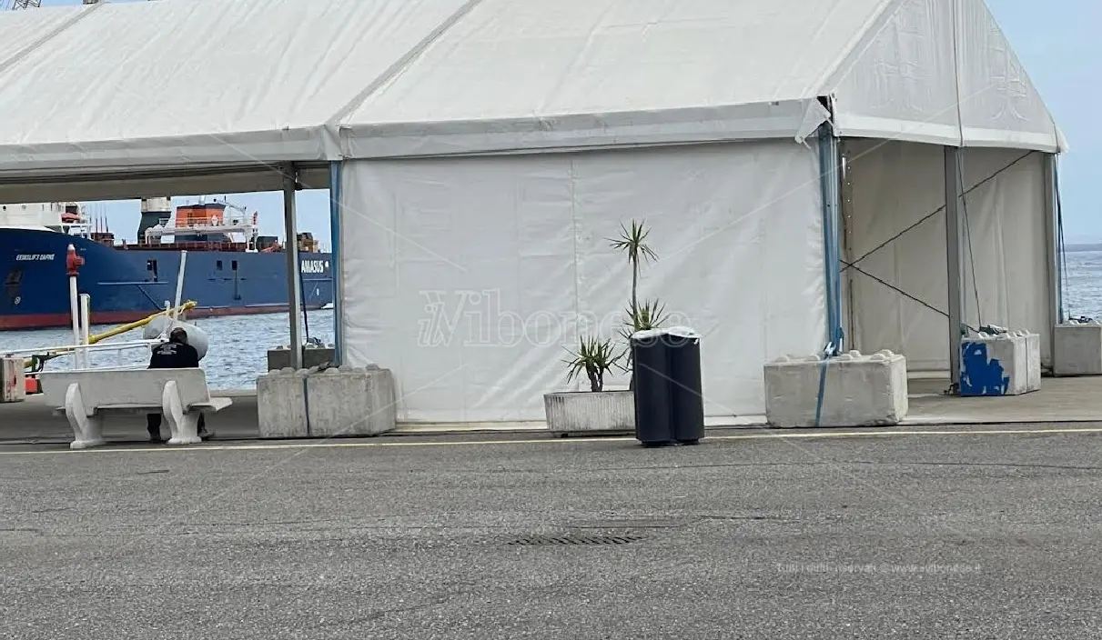 Vibo Marina, installata al Porto una tensostruttura destinata ai passeggeri diretti alle Eolie