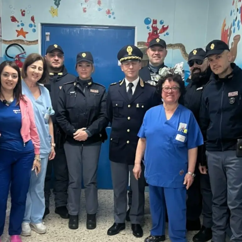 Uova di Pasqua per i bimbi ricoverati all’ospedale di Vibo: il gesto di solidarietà dei poliziotti regala sorrisi in corsia