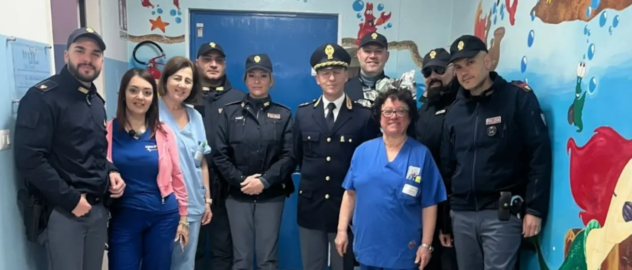 Uova di Pasqua per i bimbi ricoverati all’ospedale di Vibo: il gesto di solidarietà dei poliziotti regala sorrisi in corsia