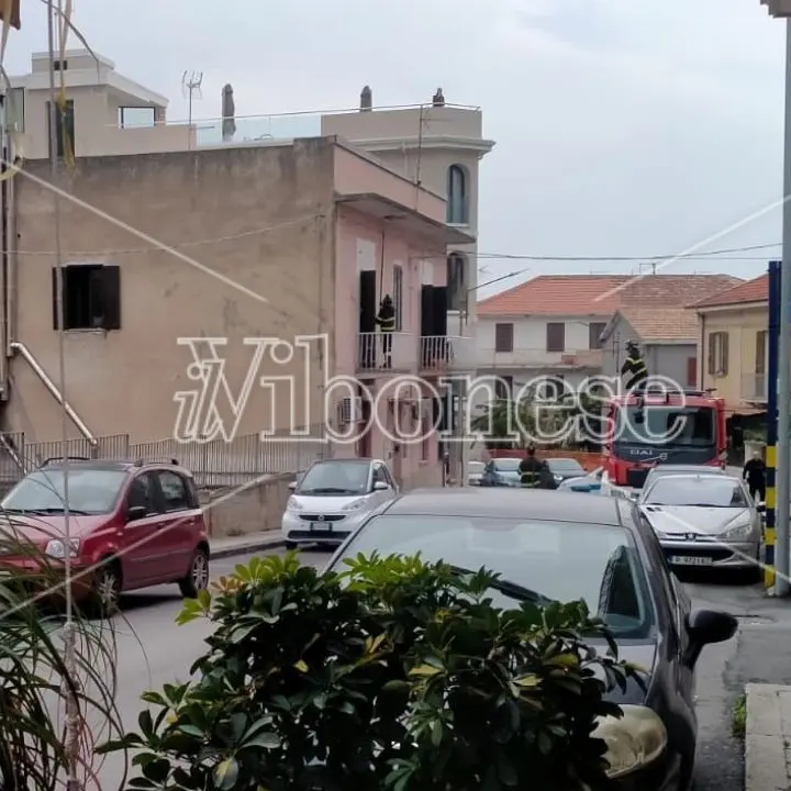 Crolla un cornicione in pieno centro a Tropea, verifiche ancora in corso da parte di Vigili del fuoco e della Polizia municipale