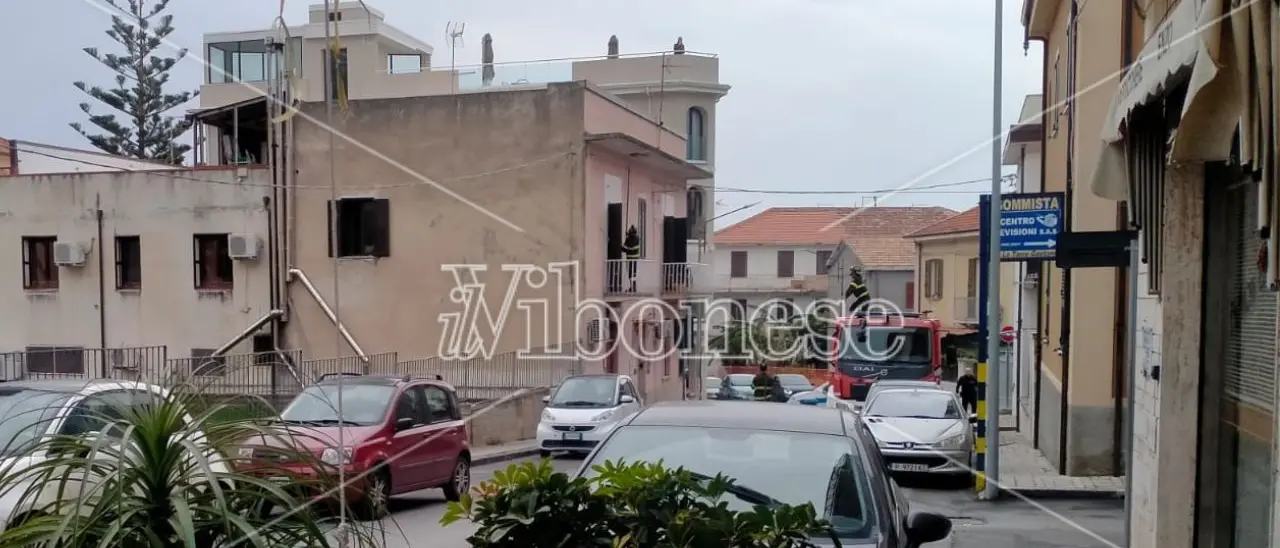 Crolla un cornicione in pieno centro a Tropea, verifiche ancora in corso da parte di Vigili del fuoco e della Polizia municipale