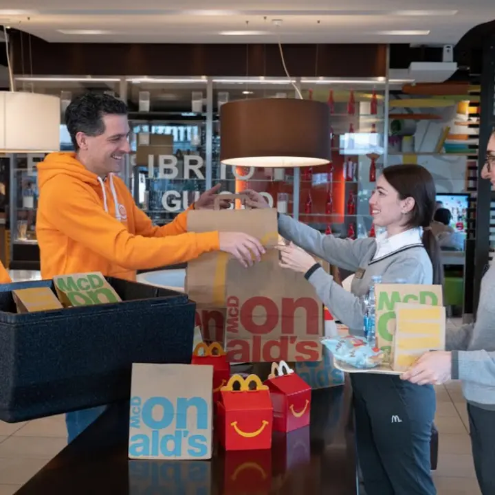 Vibo, McDonald’s e Banco alimentare donano 100 pasti caldi a settimana a chi è in difficoltà