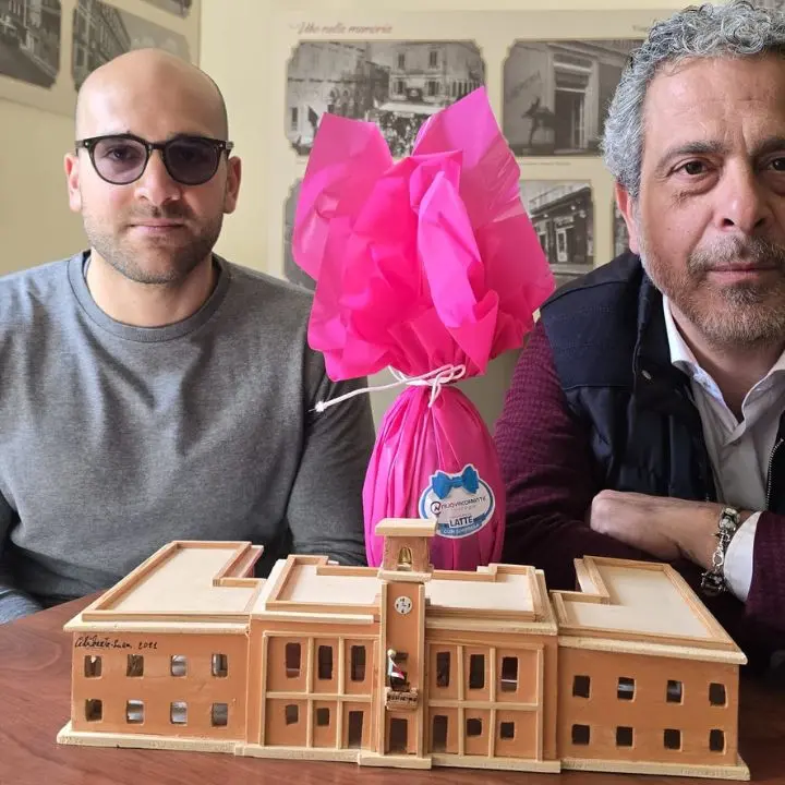 Vibo, consegnate uova di Pasqua a tutti i dipendenti comunali e ai cittadini presenti in Municipio