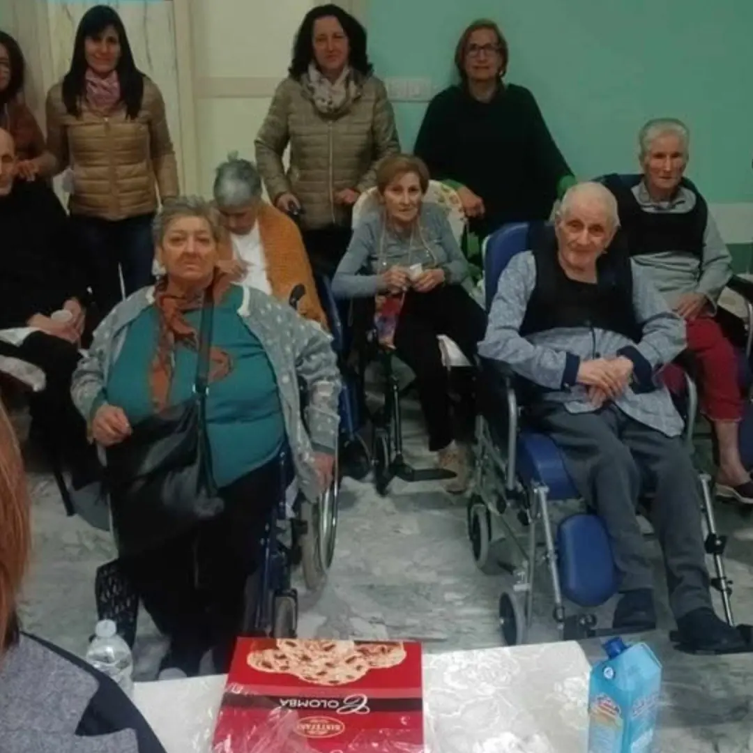 Pasqua di solidarietà alla Rsa di Soriano: colombe, uova di cioccolato e tanti sorrisi per gli anziani ospiti