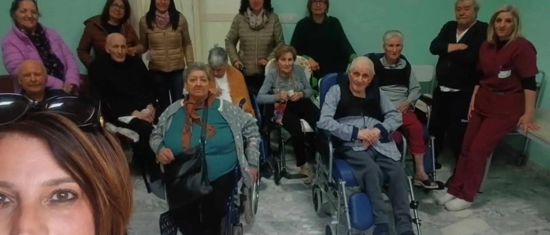 Pasqua di solidarietà alla Rsa di Soriano: colombe, uova di cioccolato e tanti sorrisi per gli anziani ospiti