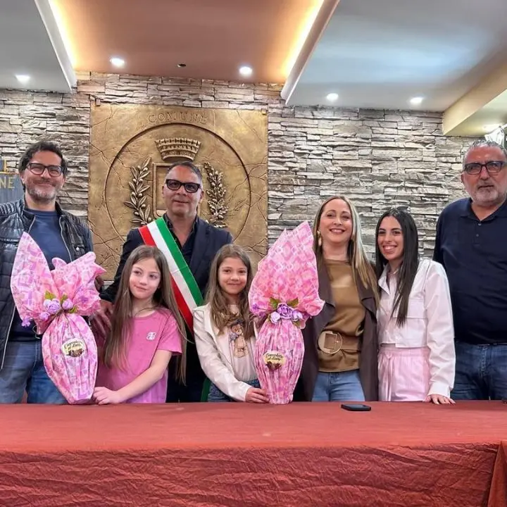 Soriano, il sindaco incontra le due bambine che hanno trovato l'anziana scomparsa: «Il loro gesto aiuta la comunità a crescere»