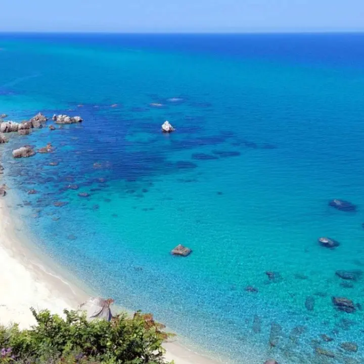 Qualità del mare vibonese, per Arpacal “eccellente” 59 volte su 64 prelievi: ecco tutti i punti monitorati e i risultati