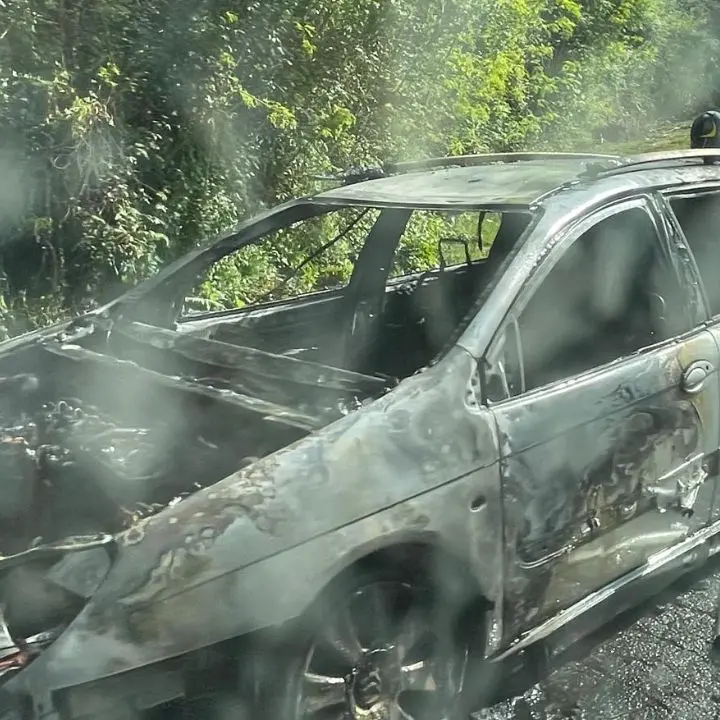 Prende fuoco il motore di un’auto sulla Sp 17 a Caria: illeso il conducente, traffico rallentato