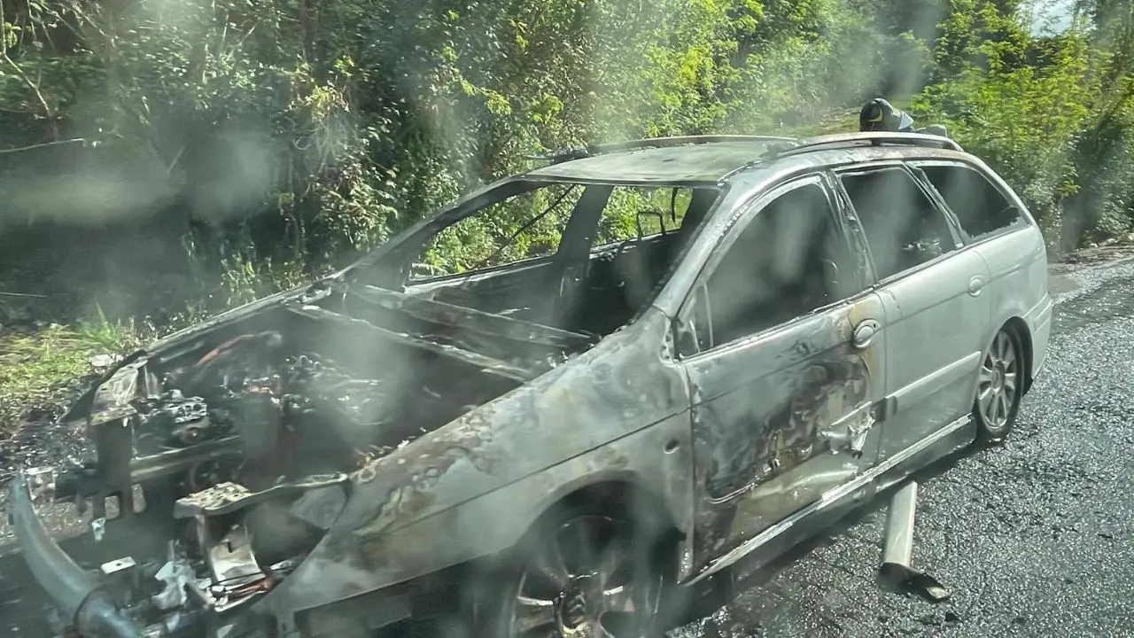 Prende fuoco il motore di un’auto sulla Sp 17 a Caria: illeso il conducente, traffico rallentato