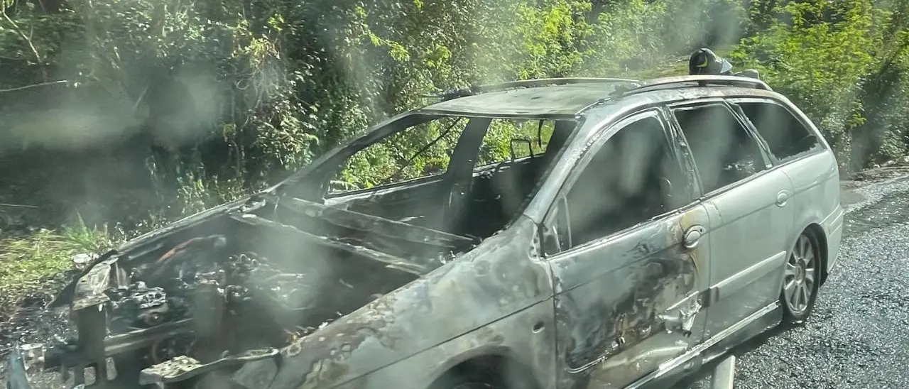 Prende fuoco il motore di un’auto sulla Sp 17 a Caria: illeso il conducente, traffico rallentato