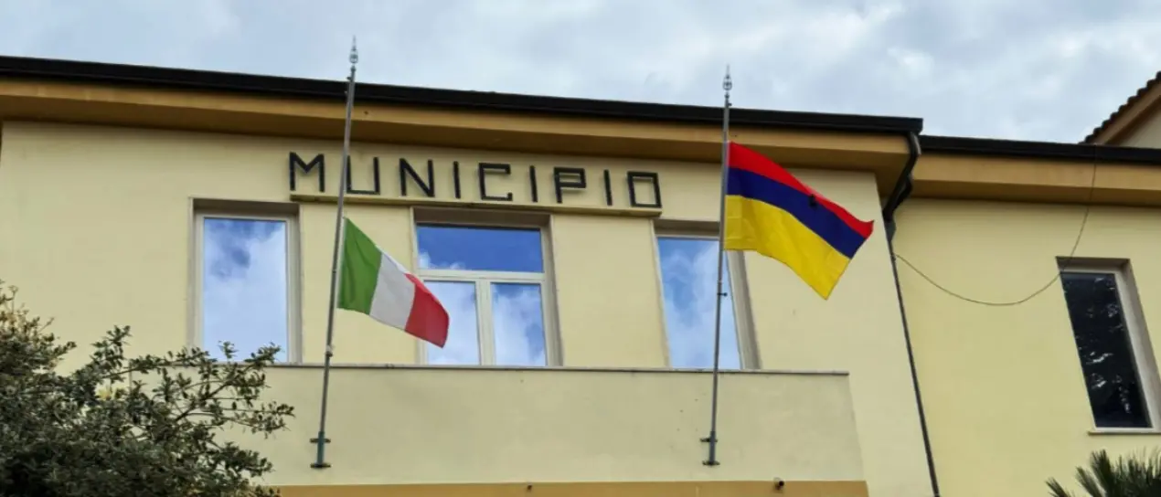 Memoria viva, Zungri ricorda il genocidio del popolo armeno: la bandiera esposta dal palazzo municipale