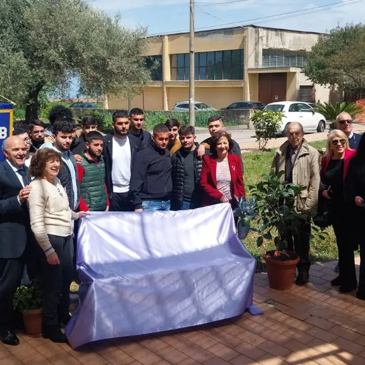 L’Istituto tecnico industriale e il Kiwanis Club di Vibo inaugurano una panchina lilla per sensibilizzare sui disturbi alimentari