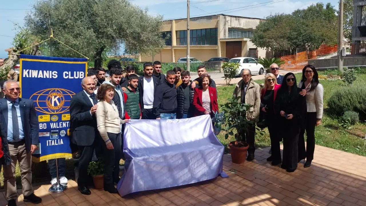 L’Istituto tecnico industriale e il Kiwanis Club di Vibo inaugurano una panchina lilla per sensibilizzare sui disturbi alimentari