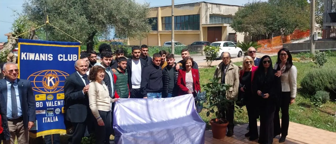 L’Istituto tecnico industriale e il Kiwanis Club di Vibo inaugurano una panchina lilla per sensibilizzare sui disturbi alimentari