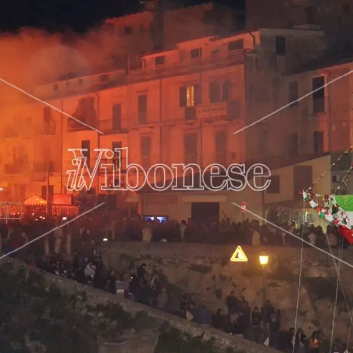 Tropea ritrova le sue radici con \"I Tri da Cruci\": la festa di maggio non delude tra\u00A0musica, folklore e partecipazione\n
