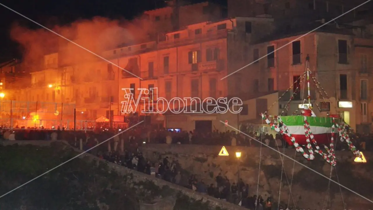 Tropea ritrova le sue radici con \"I Tri da Cruci\": la festa di maggio non delude tra\u00A0musica, folklore e partecipazione\n