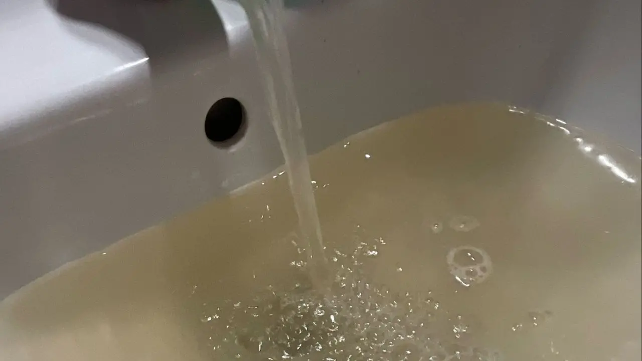 Vibo, acqua sporca e maleodorante nella parte alta della città: nuova emergenza nel bel mezzo del ponte del 25 aprile