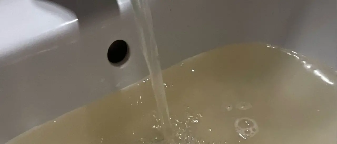 Vibo, acqua sporca e maleodorante nella parte alta della città: nuova emergenza nel bel mezzo del ponte del 25 aprile