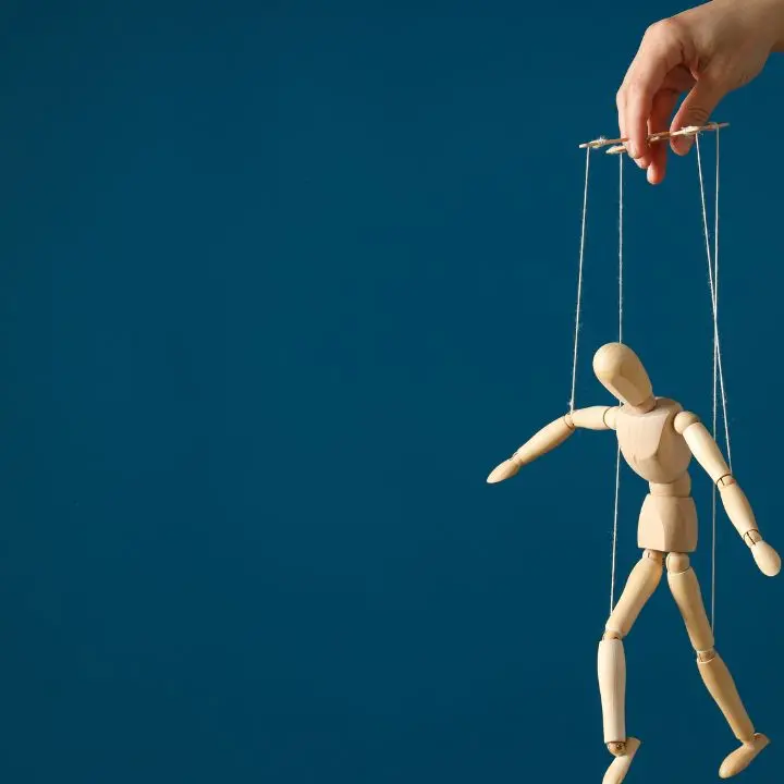 Oggi facciamo i conti con un fascismo rarefatto e avvolgente che finge di essere protettivo: solo la scuola può produrre gli anticorpi giusti