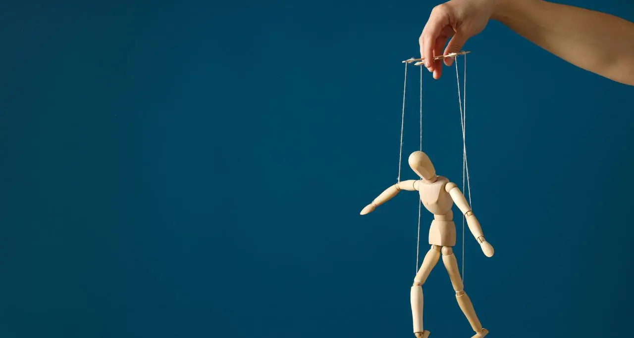 Oggi facciamo i conti con un fascismo rarefatto e avvolgente che finge di essere protettivo: solo la scuola può produrre gli anticorpi giusti