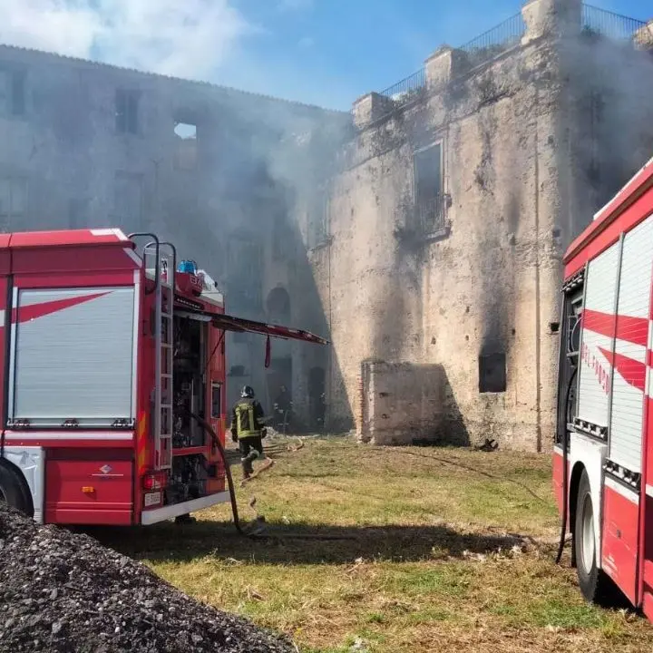 Briatico, incendio in un palazzo nobiliare abbandonato: vigili del fuoco al lavoro per ore per evitare il peggio