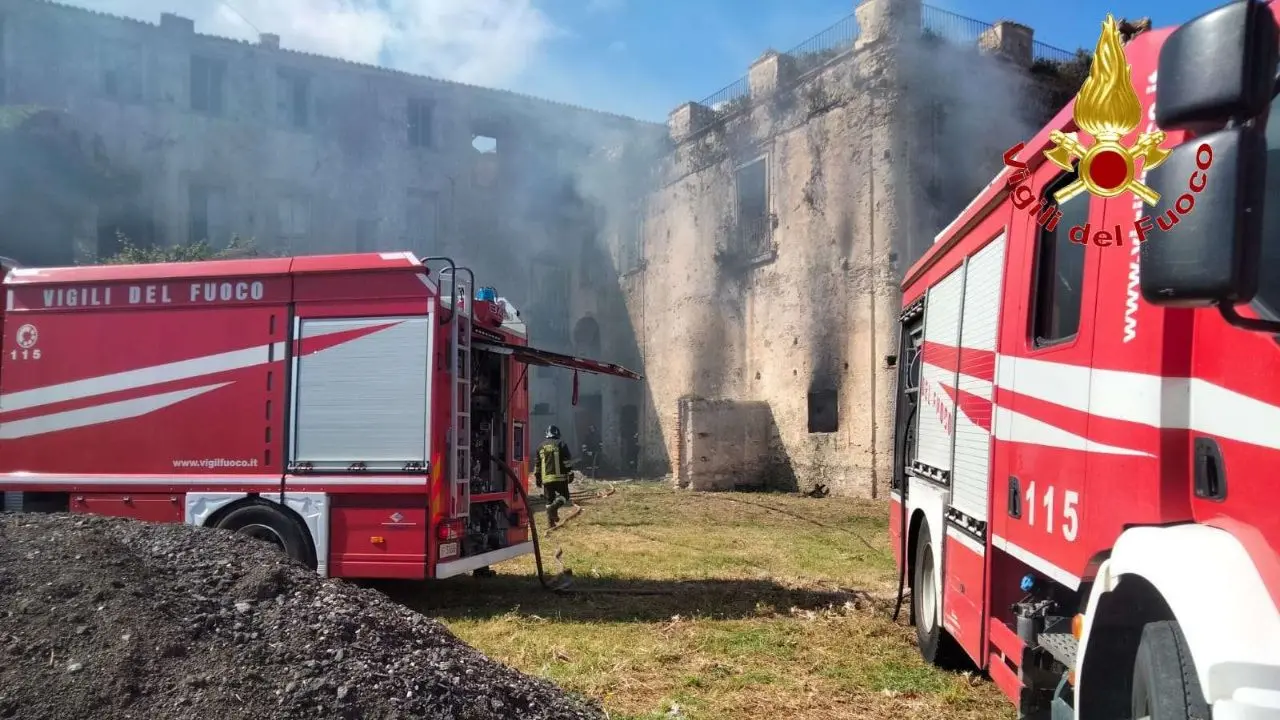 Briatico, incendio in un palazzo nobiliare abbandonato: vigili del fuoco al lavoro per ore per evitare il peggio