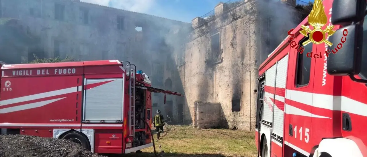 Briatico, incendio in un palazzo nobiliare abbandonato: vigili del fuoco al lavoro per ore per evitare il peggio