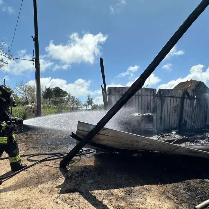 Un incendio devasta un capannone agricolo a Zungri: un trattore e diversi attrezzi sono andati distrutti