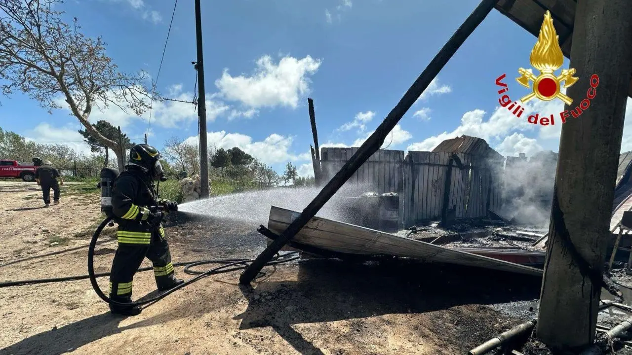 Un incendio devasta un capannone agricolo a Zungri: un trattore e diversi attrezzi sono andati distrutti