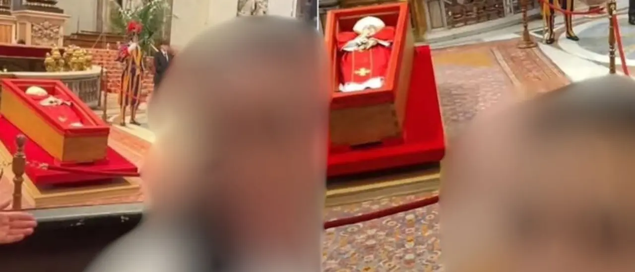 Amen, hashtag e selfie: così col Papa è morta anche la pietà (che già non se la passava bene)