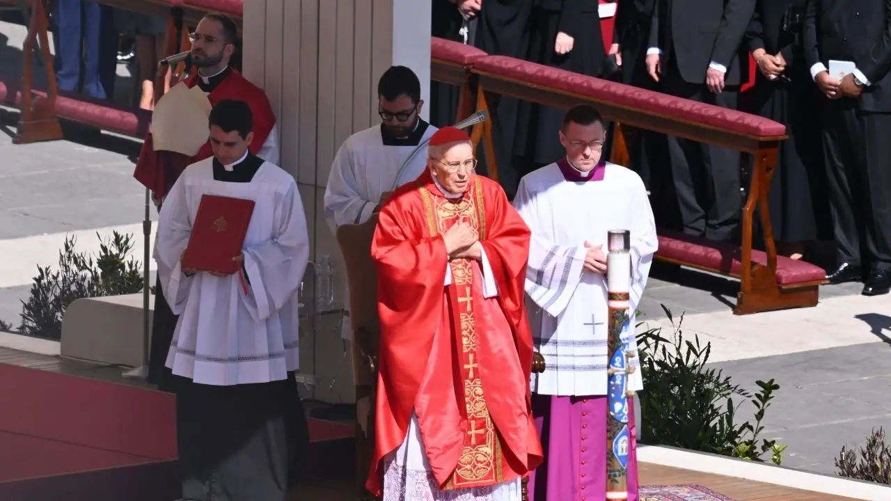 «Nel nome che scelse, Francesco, c’era già il suo Pontificato»: l’omelia del cardinale Re al funerale del Papa
