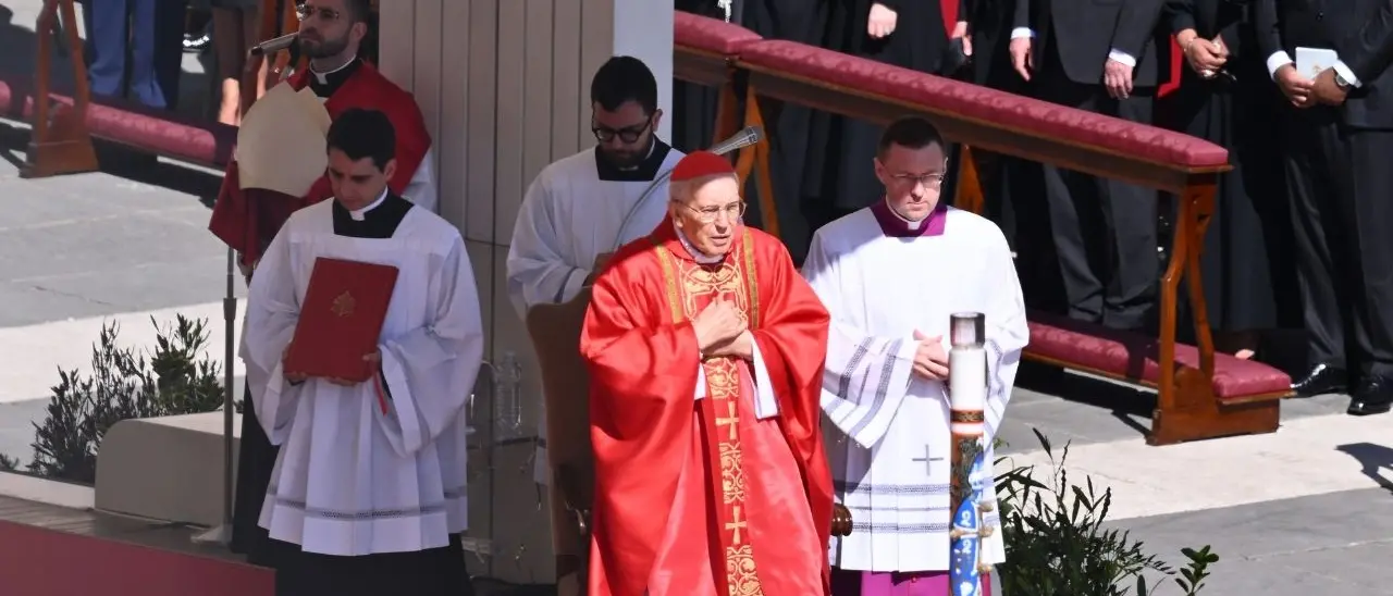 «Nel nome che scelse, Francesco, c’era già il suo Pontificato»: l’omelia del cardinale Re al funerale del Papa