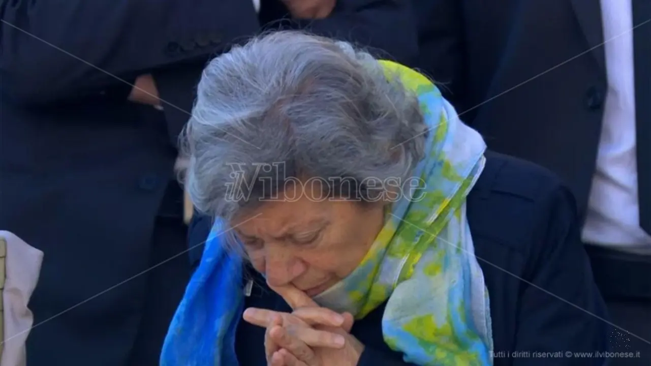 Anche la \"signora dei fiori gialli\" di Monterosso in Piazza San Pietro ai funerali di Francesco