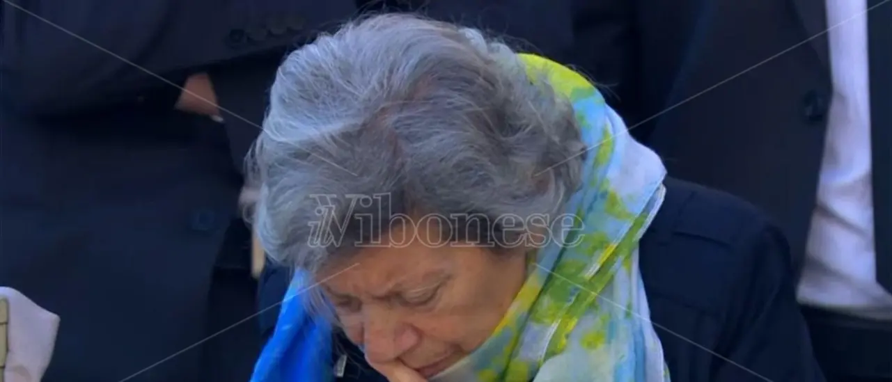 Anche la \"signora dei fiori gialli\" di Monterosso in Piazza San Pietro ai funerali di Francesco