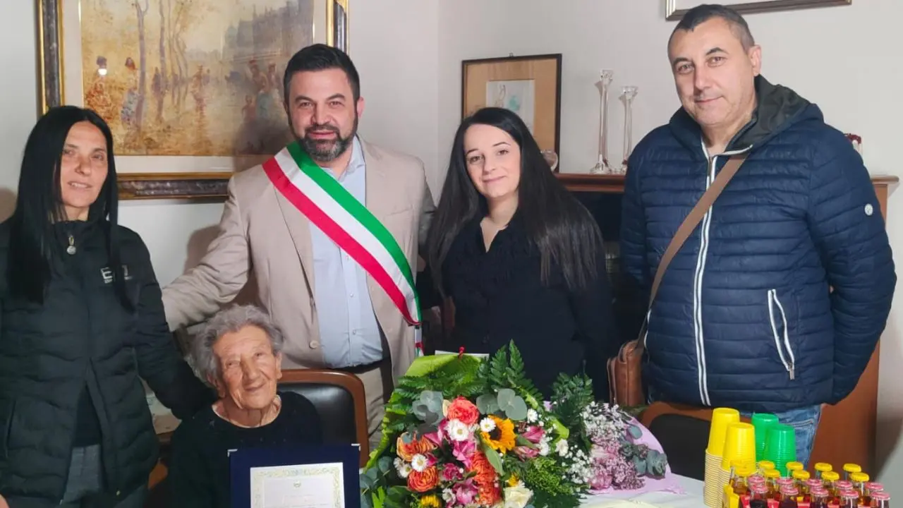 Mongiana festeggia i cento anni della signora Dina, il sindaco: «Infinita dolcezza, momenti emozionanti»