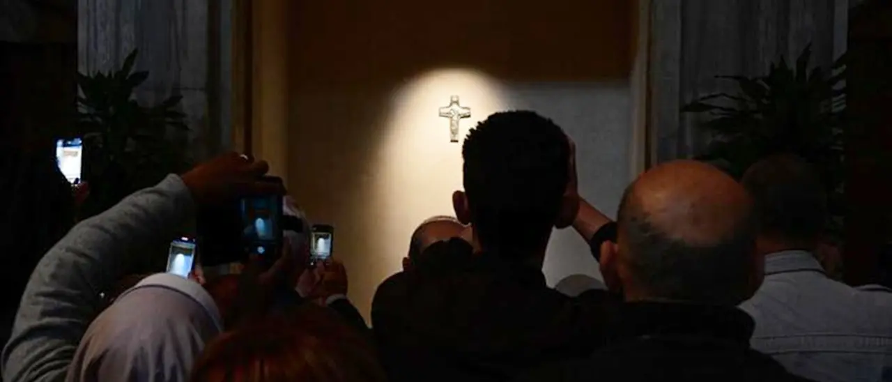 Iniziate le visite alla tomba di Papa Francesco a Santa Maria Maggiore: centinaia in fila per entrare nella Basilica