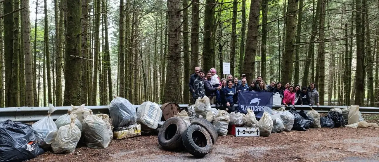 Serra San Bruno, i volontari di Plastic free rimuovono 2 tonnellate di spazzatura: «Ora la nostra montagna respira»