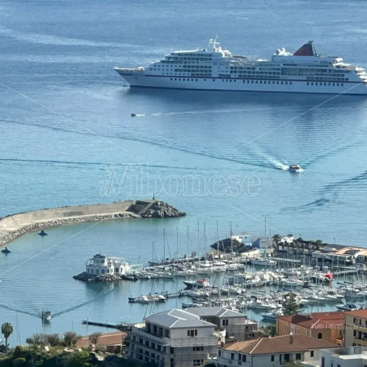 Tropea accoglie la nave da crociera Ms Europa: la Costa degli Dei ormai tappa fissa delle imbarcazioni più lussuose