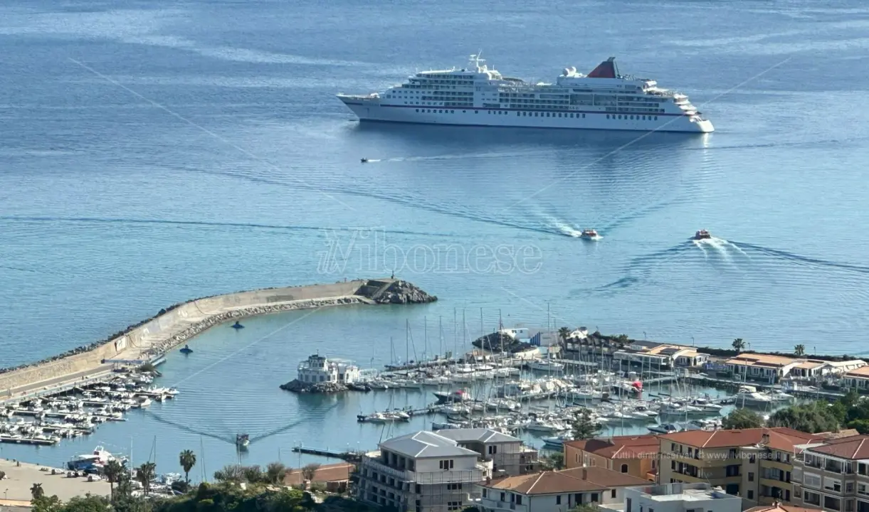 Tropea accoglie la nave da crociera Ms Europa: la Costa degli Dei ormai tappa fissa delle imbarcazioni più lussuose