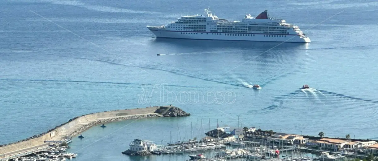 Tropea accoglie la nave da crociera Ms Europa: la Costa degli Dei ormai tappa fissa delle imbarcazioni più lussuose